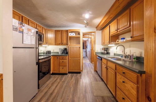 Edray House | Ski-out, 4 BDRM, 3 BA, Plenty of Space, Front door parking, Easy Shuttle Stop!