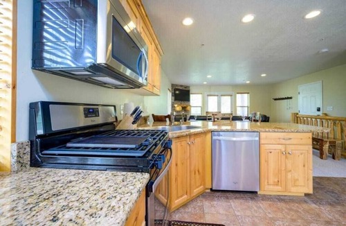 Eden Condo | Ski Paradise MH 303 | Near Powder Mtn | Hot Tub