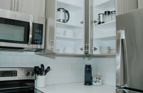 People's Freeway Apartment | Ski Resorts with Free Parking. 1 MIN Walk To TRAX!