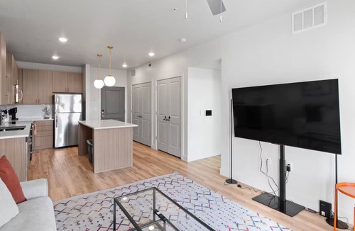 People's Freeway Apartment | Ski Resorts with Free Parking. 1 MIN Walk To TRAX!