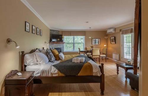 Piedmont House | Ski Retreat, Steps to Slopes, Balcony, Fireplace