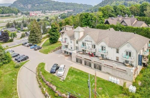 Piedmont House | Ski Retreat, Steps to Slopes, Balcony, Fireplace