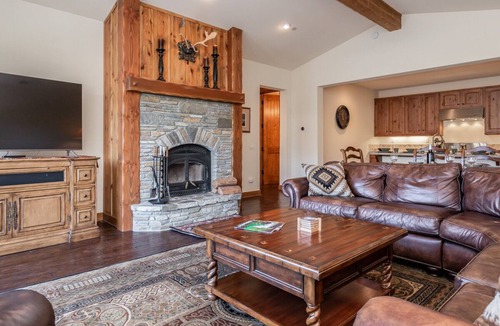 Mammoth Lakes House | Ski Season Available! Light-filled Townhome with Amazing Mountain Views!