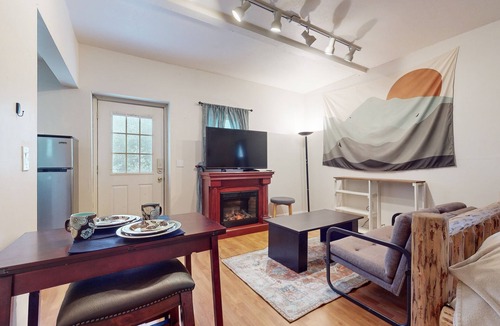 Snoqualmie Pass Apartment | Ski side studio unit with fireplace, desk/chair and Wifi