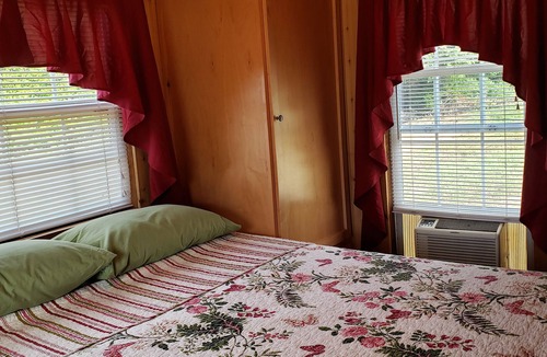 Warrensburg Cabin | SKI, SKI, SKI! TINY HOUSE COZY!