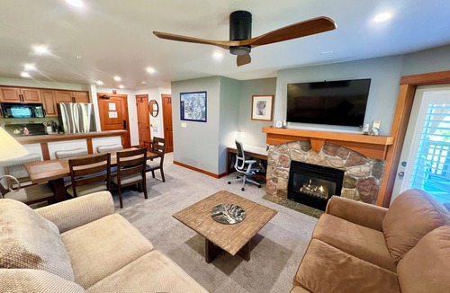 Salt Lake Mountain Resorts Condo | SKI-SLOPE VIEW! 3rd Floor! 1 Bedroom + Den, Sleeps 6! Heated Pool! Ski Locker!