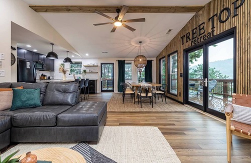 McGaheysville House | Ski Slope Views Hot Tub & Best Resort Spot!