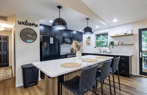 McGaheysville House | Ski Slope Views Hot Tub & Best Resort Spot!
