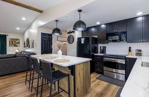 McGaheysville House | Ski Slope Views Hot Tub & Best Resort Spot!