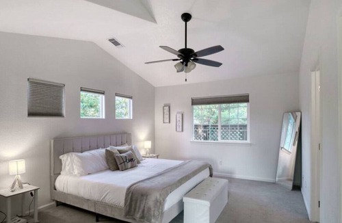 Colfax House | Ski Trip Basecamp! Easy Access!