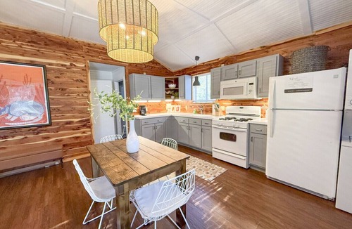 Boswell Cabin | Skip Rock Cottage ~ ON Livingston Creek