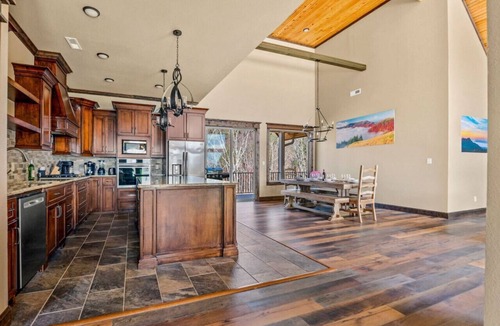Gatlinburg - Pigeon Forge Apartment | Skip`s Mountain Retreat