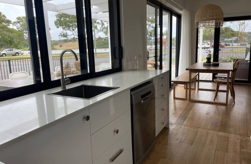 Lakes Entrance Condo | Skipper’s 2br *Waterfront* Apartment