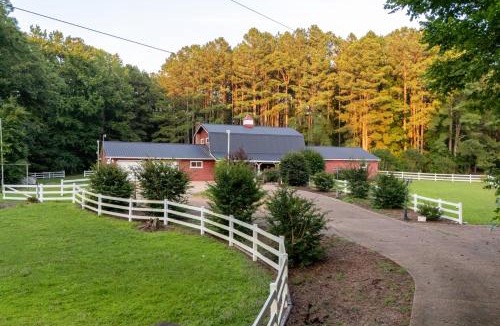 Skippers House | Skippers VA Lakefront 3BR | Dock + Firepit