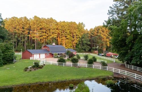 Skippers House | Skippers VA Lakefront 3BR | Dock + Firepit