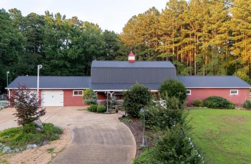 Skippers House | Skippers VA Lakefront 3BR | Dock + Firepit