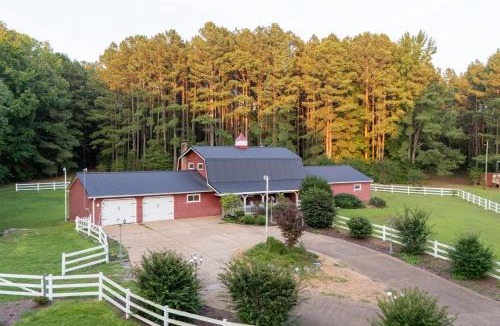 Skippers House | Skippers VA Lakefront 3BR | Dock + Firepit