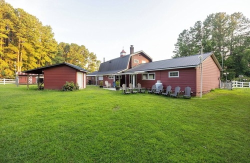 Skippers House | Skippers VA Lakefront 3BR | Dock + Firepit