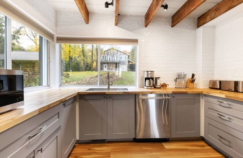 Meaford Cottage | Skipping Rock Cottages: Ultimate Lakeside Retreat
