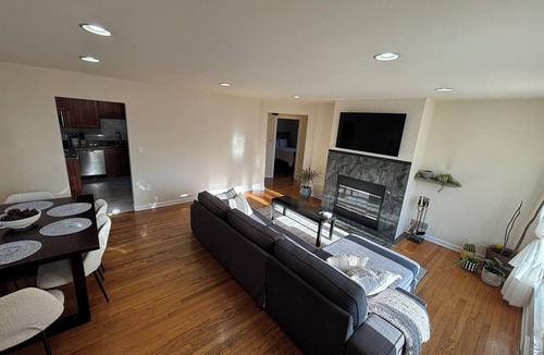 Skokie House | Skokie Gem: Walk to Train, I-94 Access & Pet-Friendly