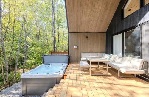 Pont-Rouge Ski Chalet | Skova - Nordic Harmony - Spa & Forest View