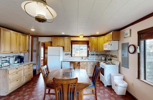 Lincoln Beach House | Skullishak Cabin