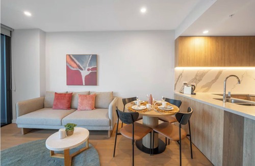 Broadbeach Apartment | Sky Above, Ocean Beyond – Level 43 Panoramic View