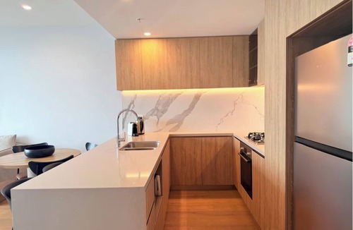 Broadbeach Apartment | Sky Above, Ocean Beyond – Level 43 Panoramic View