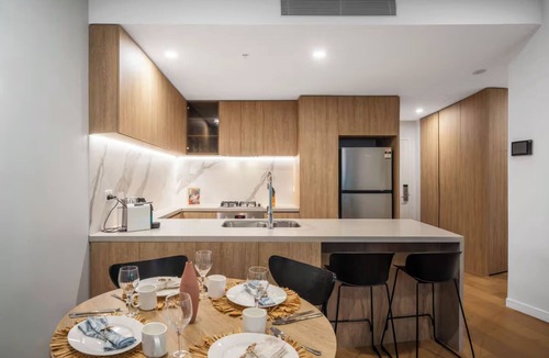 Broadbeach Apartment | Sky Above, Ocean Beyond – Level 43 Panoramic View