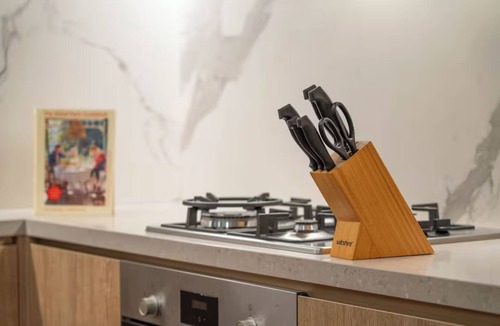 Broadbeach Apartment | Sky Above, Ocean Beyond – Level 43 Panoramic View