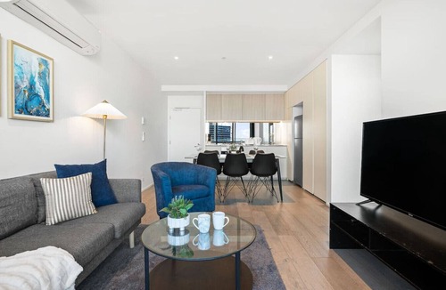 Docklands Apartment | Sky-High Docklands | Waterfront 2BR w/Gym & Pool