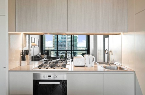 Docklands Apartment | Sky-High Docklands | Waterfront 2BR w/Gym & Pool