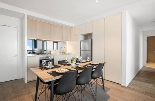 Docklands Apartment | Sky-High Docklands | Waterfront 2BR w/Gym & Pool