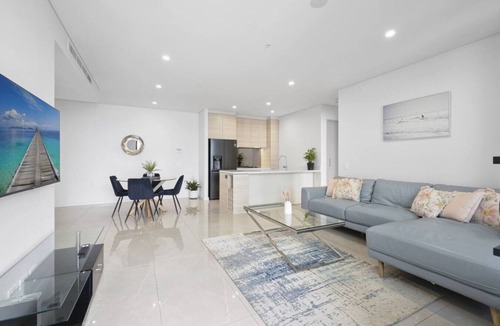 Surfers Paradise Apartment | Sky-High Lodge Ocean Views