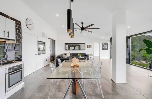 Bayview Heights Apartment | Sky High Peaceful Jacuzzi Panorama