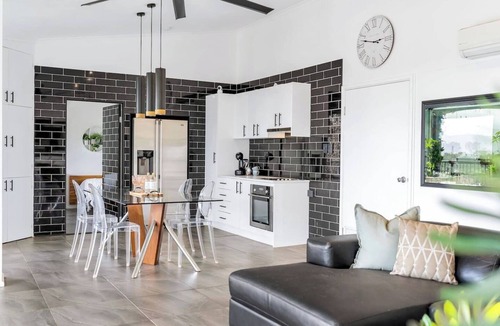 Bayview Heights Apartment | Sky High Peaceful Jacuzzi Panorama