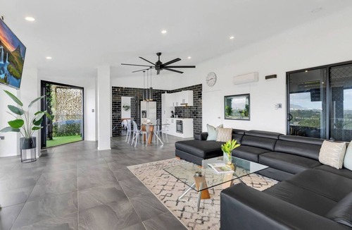 Bayview Heights Apartment | Sky High Peaceful Jacuzzi Panorama