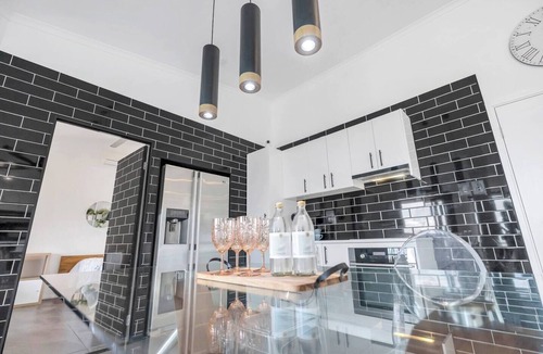 Bayview Heights Apartment | Sky High Peaceful Jacuzzi Panorama