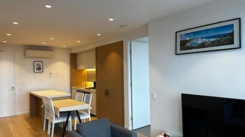 Box Hill Apartment | Sky One Skyline Serenity