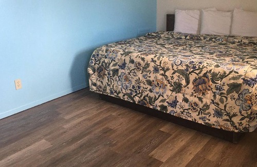 El Dorado House | Sky-Palace Inn and Suites El Dorado - 1 King Bed NS