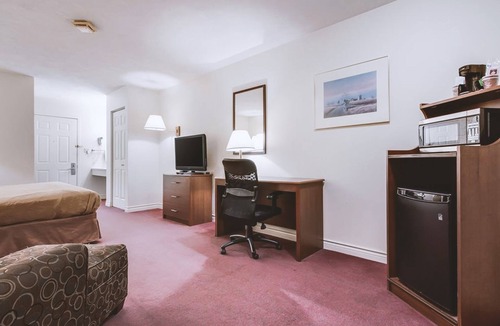 McCook Hotel | Sky-Palace Inn McCook - 1 Queen Bed NS