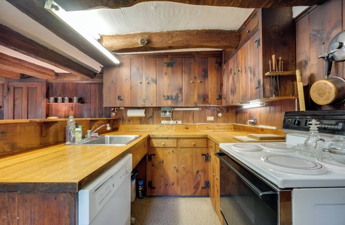 Salem House | 'Sky Parlor Farm' on 480 Acres w/Fire Pit!