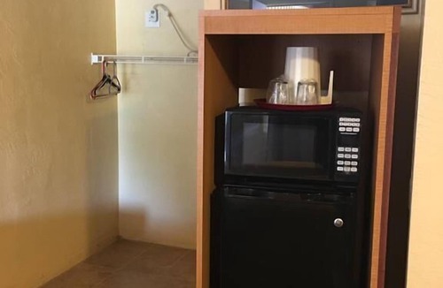 West Sacramento Hotel | Sky Ranch Inn