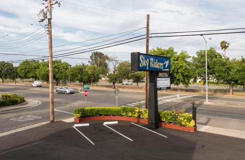 Southwestern Sacramento Hotel | Sky Riders Motel