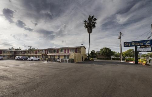 Southwestern Sacramento Hotel | Sky Riders Motel