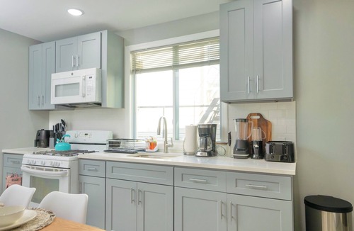 Newark Apartment | Sky Walk at The Hillside/3BR Suite Near NYC and Newark Airport Sleeps 8