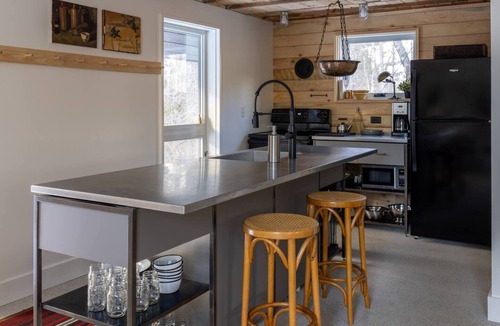 Brownsville House | Skyhawk Cabin: refined modern getaway with hot tub