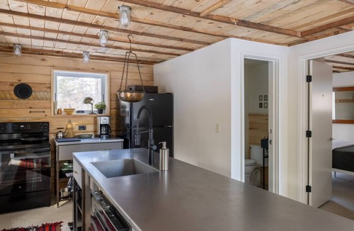 Brownsville House | Skyhawk Cabin: refined modern getaway with hot tub