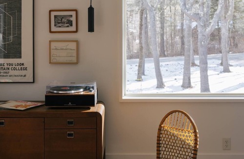 Brownsville House | Skyhawk Cabin: refined modern getaway with hot tub