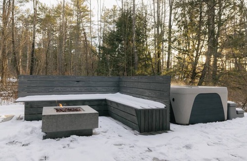 Brownsville House | Skyhawk Cabin: refined modern getaway with hot tub